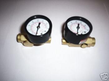 2 AIR PRESSURE REGULATORS WITH GAUGE 160PSI MAX